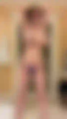 Die große titten im winzigen bikini schüttelt - zeitlupe.