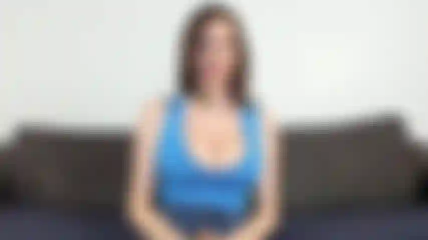 Titty fucking 101 – du bist meine freundin, die mir gerade deine neue freundin vorgestellt hat, die große brüste hat, aber noch nie einen tittenfick gemacht hat. Ich erkläre, wie man am besten titten fickt und zeige sexy stellungen.