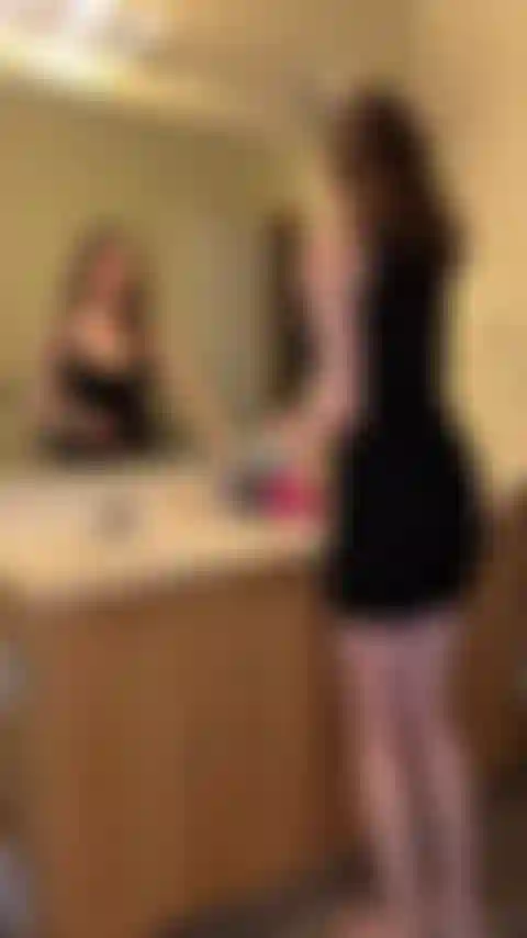 Betrüge auf einer party – du bist mir auf die toilette gefolgt, wir waren beide so geil, wir müssen einfach ficken! Ich will deinen schwanz, es ist mir egal, dass du eine freundin hast und ich einen freund.