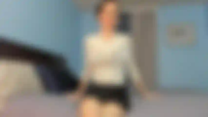 Striptease nach der arbeit – ziehe für dich meine arbeitskleidung aus (ich verwende meinen namen chris), zeige meine brüste und meinen körper, öle meine titten und ficke dann meinen dildo.