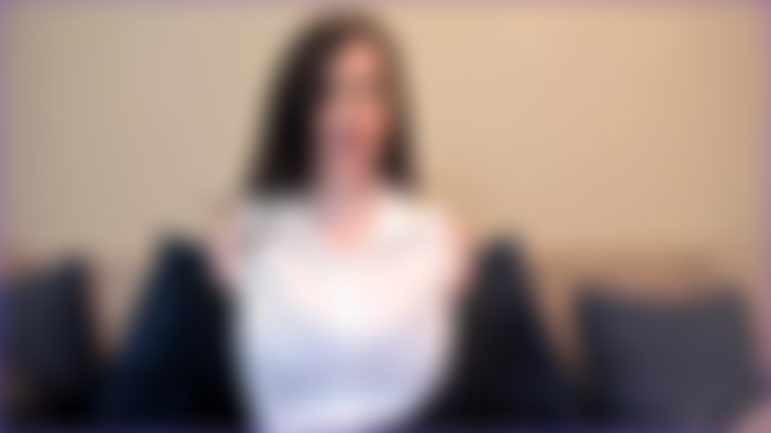 Scheidungsanwältin – ich helfe dir bei deiner scheidung, und du kannst nicht aufhören, auf meine dicken titten zu starren. Lass uns unprofessionell werden – hol deinen schwanz raus! Beeil dich, bevor ich deine scheidung noch schlimmer mache.