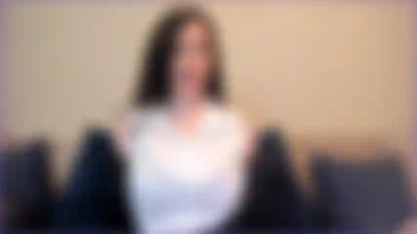 Scheidungsanwältin – ich helfe dir bei deiner scheidung, und du kannst nicht aufhören, auf meine dicken titten zu starren. Lass uns unprofessionell werden – hol deinen schwanz raus! Beeil dich, bevor ich deine scheidung noch schlimmer mache.