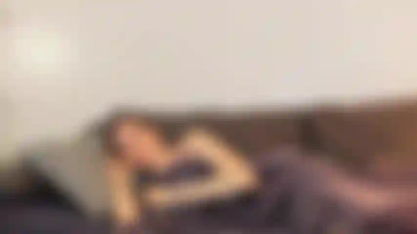 Deine freundin ist im anderen zimmer. Ich übernachte bei dir, aber keiner von uns kann schlafen. Wir fangen an zu chatten. Du merkst, dass ich keinen bh trage, und ich merke, dass du einen ständer hast. Eins führt zum anderen, aber sei ruhig, damit wir deine freundin nicht wecken!