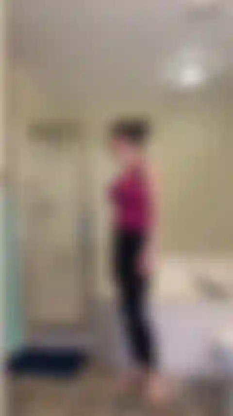 Die mir beim duschen nachspioniert – ich dachte, ich wäre allein zu hause und würde duschen, aber du hast mich beobachtet! Ich bin sauer, aber ich kann nicht anders, als deine riesige erektion zu bemerken, sie ist viel größer als die meines freundes, vielleicht erzähle ich es meinem freund nicht, wenn du sie mir zeigst.