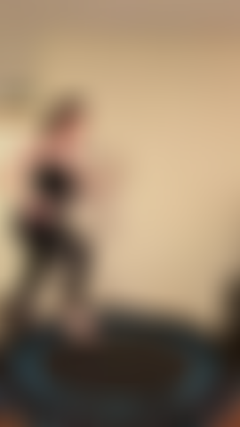 Hüpfe auf dem trampolin – in einem winzigen bh, dann oben ohne leichtes hüpfen. Und hüpfe noch mehr, während ich sie halte.