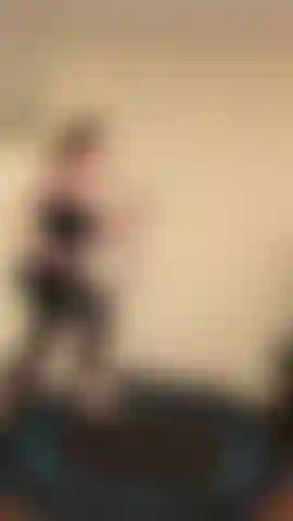 Hüpfe auf dem trampolin – in einem winzigen bh, dann oben ohne leichtes hüpfen. Und hüpfe noch mehr, während ich sie halte.