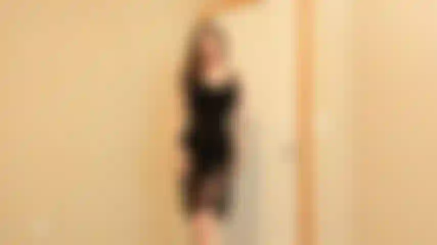 Für das geburtstagskind – ich ziehe meine kleidung aus und zeige meinen neuen 28l-lack-bh auf sonderbestellung, während ich dich zum geburtstagskind rufe und dich mit meinen perfekten großen titten necke.