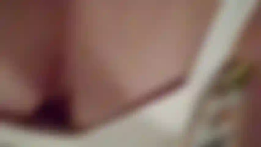 Upskirt, kein höschen, das die haarige muschi berührt, nahaufnahme.