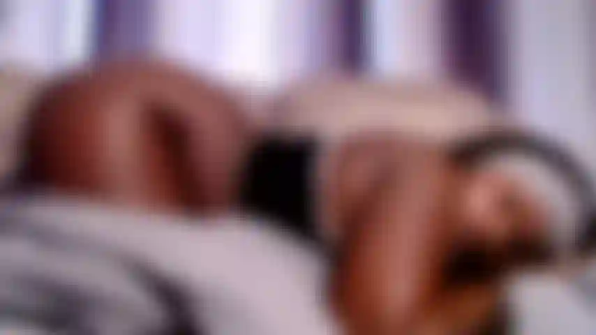 Ihren arsch nackt im bett quetscht.