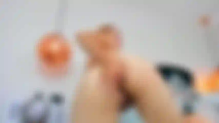 Meine finger in diesem engen arsch können nicht die ganze arbeit erledigen, ich sehne mich nach diesem harten schwanz.