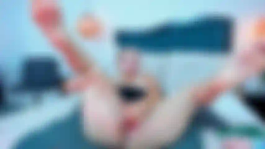 Meine finger haben großartige arbeit in meiner muschi geleistet, sie ist bereits ein meer der feuchtigkeit, alles was ich brauche ist dieser harte schwanz.