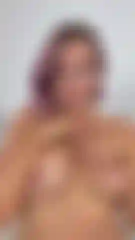 Spiele und spucke auf meine titten.