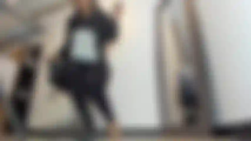 Ziehe die ohrringe im doggy-style aus.