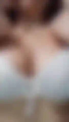 Hüpfende titten zeigen dir brustwarzen.