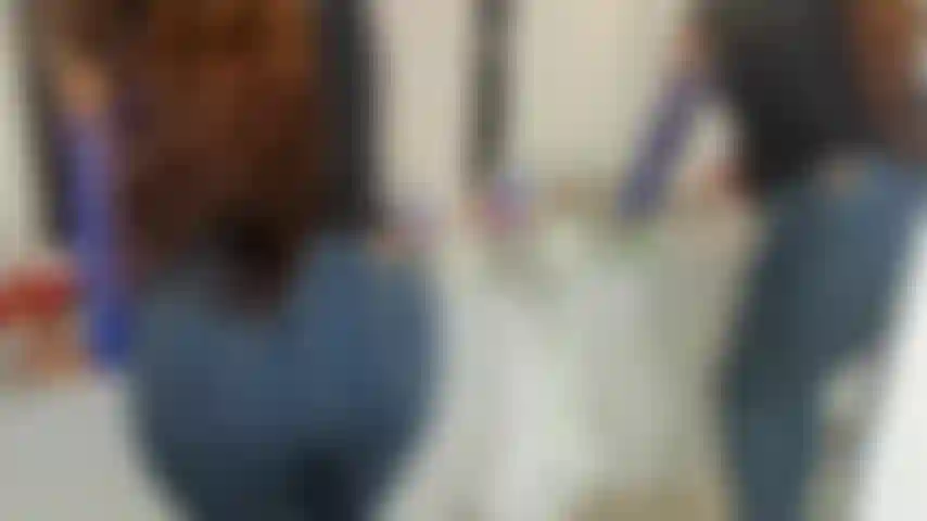 . Zieh deine jeans aus.