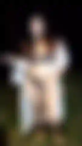 Mit einer socke im mund, im wald.