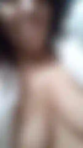 Ich habe mich in einem badezimmer versteckt.