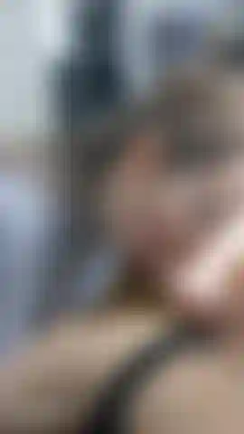 Die ihm einen blowjob gibt und seinen harten schwanz neckt, leckt und lutscht (ohne ihn zum abspritzen zu bringen).