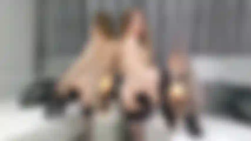Fuchsschwanz und muschi spielen mit einem dildo.