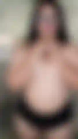 Schau dir meine kleinen nippel an – sie sind bereit, damit du daran saugst.