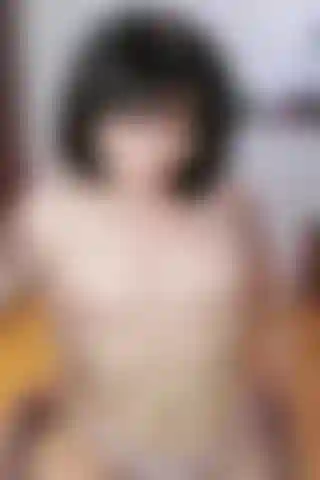 Sanfter schluckauf oben ohne (. Ich sitze nur mit höschen bekleidet auf meinem stuhl und entspanne mich ruhig, während mein körper von zeit zu zeit wegen des schluckaufs zuckt. Ich zeige ihnen gerne meinen nackten bauch, damit die kontraktionen wegen des schluckaufs besser zu sehen sind.).