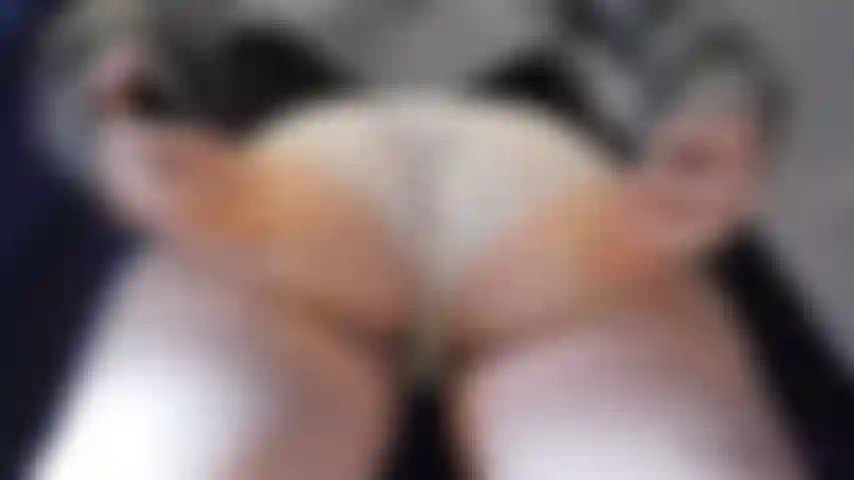 Schau mir zu wie ich mit meinem federnden hintern spiele, in normaler geschwindigkeit und in zeitlupe! // Regardez pendant que je m'amuse avec mes fesses, incluant au ralenti!