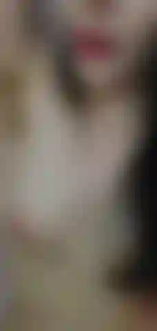 Ich liebe es, dich zu necken. Ich posiere sinnlich und streichle meine behaarten achseln. Ich biete dir einen einladenden blick auf meinen busch, kleine titten und behaarte achseln. Ich stehe auf, damit du mich vom kopf bis zu den knien bewundern kannst.