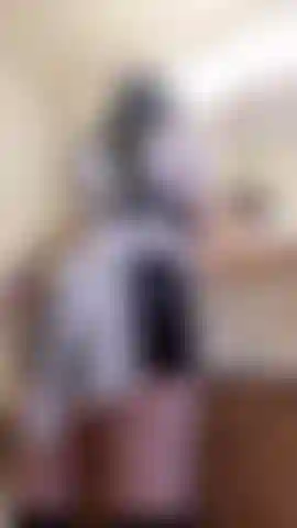 Ein sexy französisches dienstmädchen putzt das badezimmer, ohne zu wissen, dass sie von einer versteckten kamera gefilmt wird! Ihr hintern wackelt, während sie kräftig reibt.