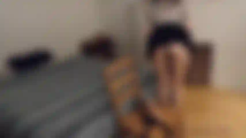 Reite meinen umschnalldildo und trage absätze, ich spiele mit meinen nippeln und meinem kitzler und komme zweimal!