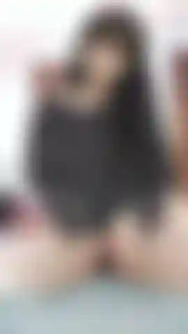 Entzückende haarige muschi breitet sich aus.