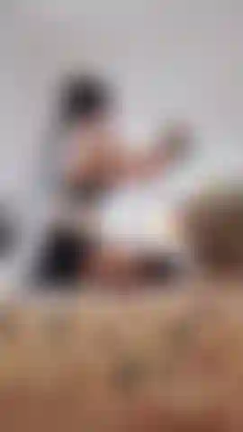 Genießen sie dieses entzückende, ungestellte video, das eine versteckte kamera von diesem süßen französischen dienstmädchen beim wäschefalten aufgenommen hat! Sie sieht so sexy aus in dieser kleinen uniform und den knielangen schwarzen socken.