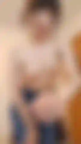 Striptease, haarige fotze ganz nah. Arsch gespreizt, harte nippel, behaarte achseln.