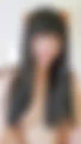 Schau Lunasha zu, wie sie ihren tag mit dem bürsten und stylen ihrer langen schwarzen haare beginnt. Dann hat sie lust auf etwas unanständiges und bläst ihren dildo, kitzelt ihn sogar mit ihren haaren. Diese session macht sie an, also legt sie sich aufs bett und...