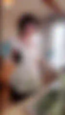 Genieße den anblick eines sexy französischen dienstmädchens beim abwasch, ohne zu wissen, dass sie von einer kamera gefilmt wird! Sie sieht in ihrem kleinen outfit und mit kopfhörern so süß aus!