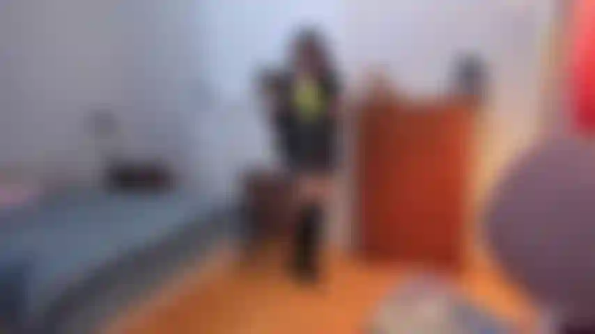 Schlampiger intensiver blowjob auf einem nackten dildo.