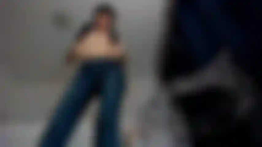 Eine oben-ohne Lunasha sitzt mit ihrem in jeans gekleideten knackpo auf deinem gesicht – bete göttin Lunashas großen und perfekten arsch während einer face-sitting-pov-session an, bei der du den duft ihrer muschi und ihres arschlochs genießen kannst.