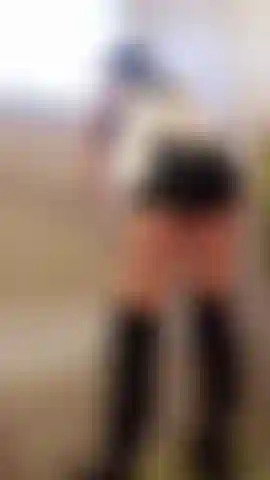 Beobachte ein französisches dienstmädchen beim putzen des badezimmers.