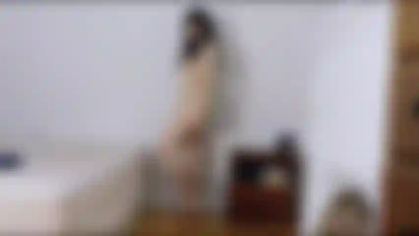 Ich modelliere bikinis und dessous. Dann gehe ich in missionarsstellung auf mein bett, um zu masturbieren. Reibe meinen kitzler, kneife meine nippel und ficke meine muschi mit zwei fingern, ich spiele mit mir selbst bis zum orgasmus.