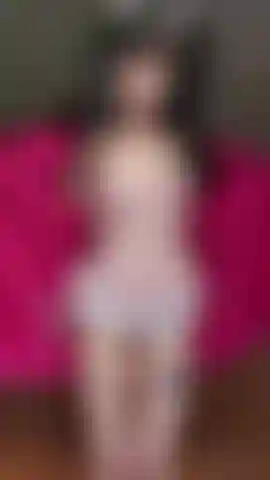 Ein kawaii-mädchen, das einen striptease macht.