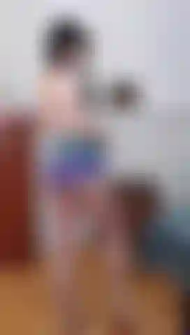 Ein behaartes mädchen, das sich selbst befriedigt.