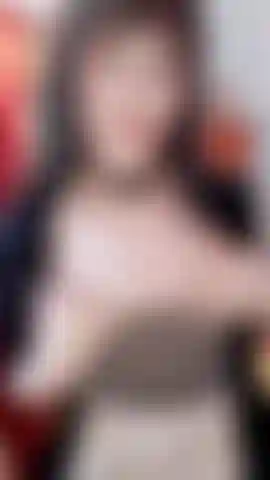 Ich lasse meine titten blitzen und reibe dann meinen dildo daran, bevor ich ihn schlucke!