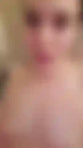 Die mit meinem dildo in der dusche spielt.