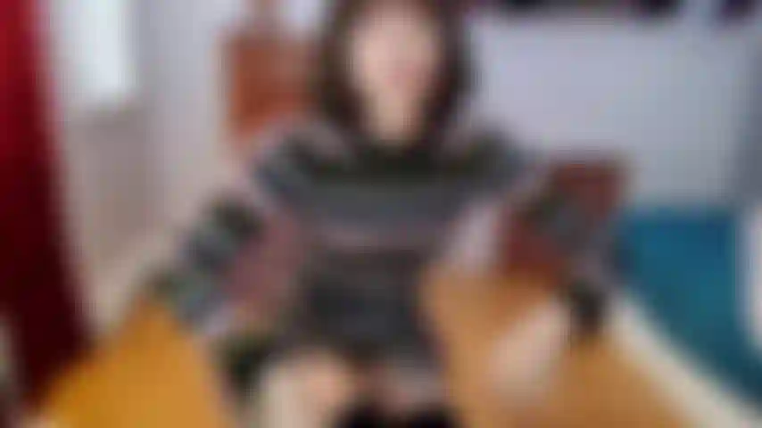 Ein haariges retro-mädchen, das ihre nasse muschi fingert.