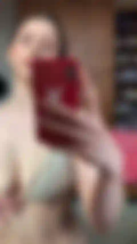 Die meine dicken titten in meinem hauchdünnen bikini hüpft und massiert!