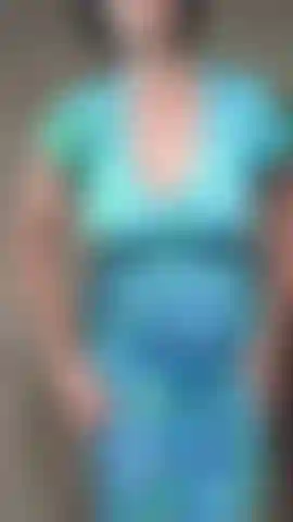 Mit wippenden natürlichen brüsten.