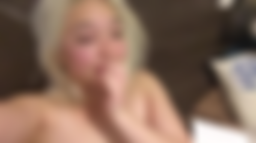 Eine platinblonde asiatische pussy-tease-frau