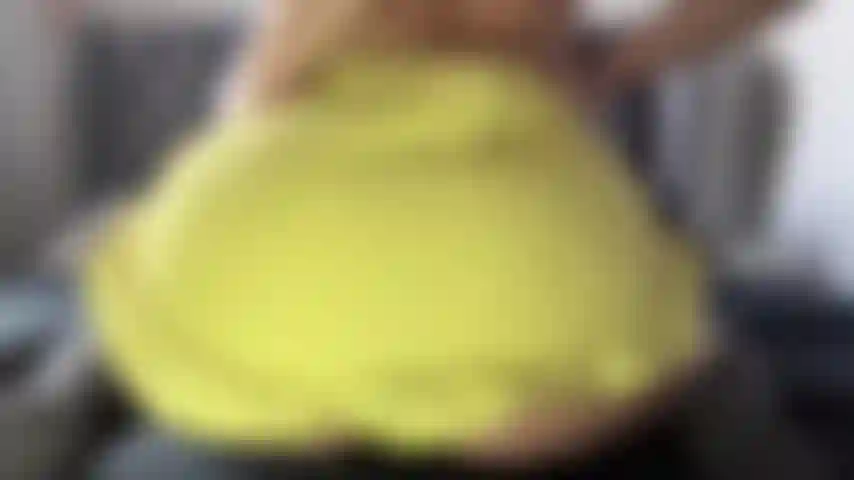 Würdest du unter meinem rock spielen? Fingere meine enge muschi und meinen arsch.