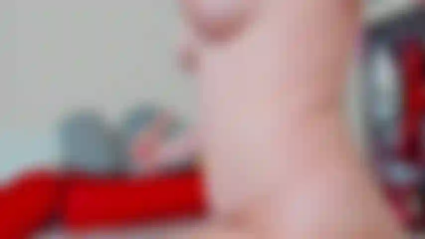 Ein lüsternes mädchen liebt es, aus der nähe mit ihrem arsch zu spielen!