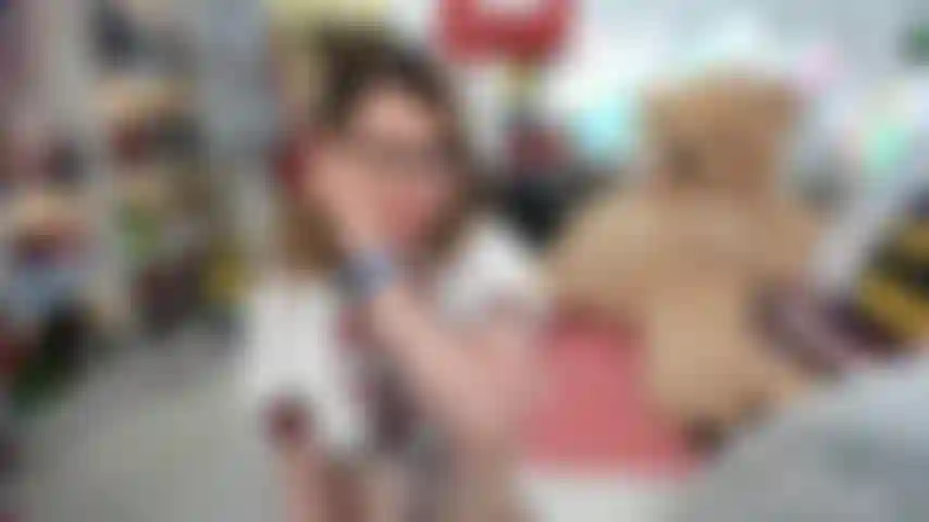Ein schulmädchen gibt einen kopf, reibt ihre klitoris mit einem spitzenschwanz und dehnt dann das muschiloch, bis sie abspritzen!
