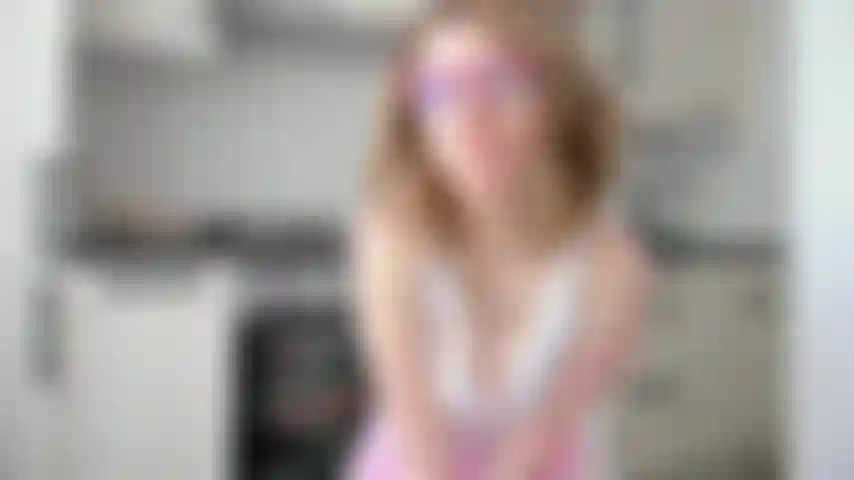 Erstaunlicher fliegender spritzer in der küche - ich wache wirklich geil auf und entschied, dass ich den ganzen tag so nicht widerstehen kann. Deshalb habe ich mich in der küche auf einem stuhl gefickt bis ich gespritzt habe.